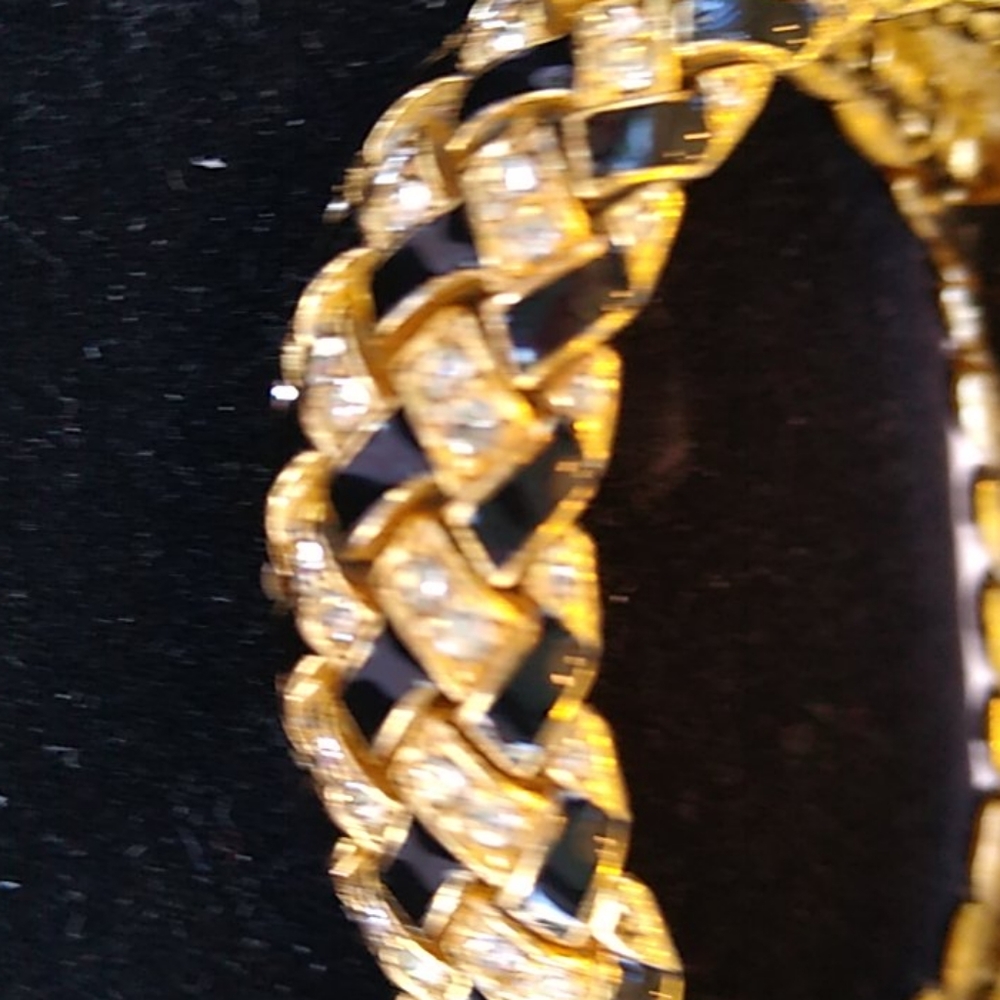 Elegant crystal and black bracelet